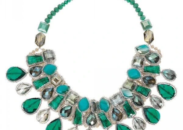 Collana con elementi geometrici in tonalità verdi e neutre