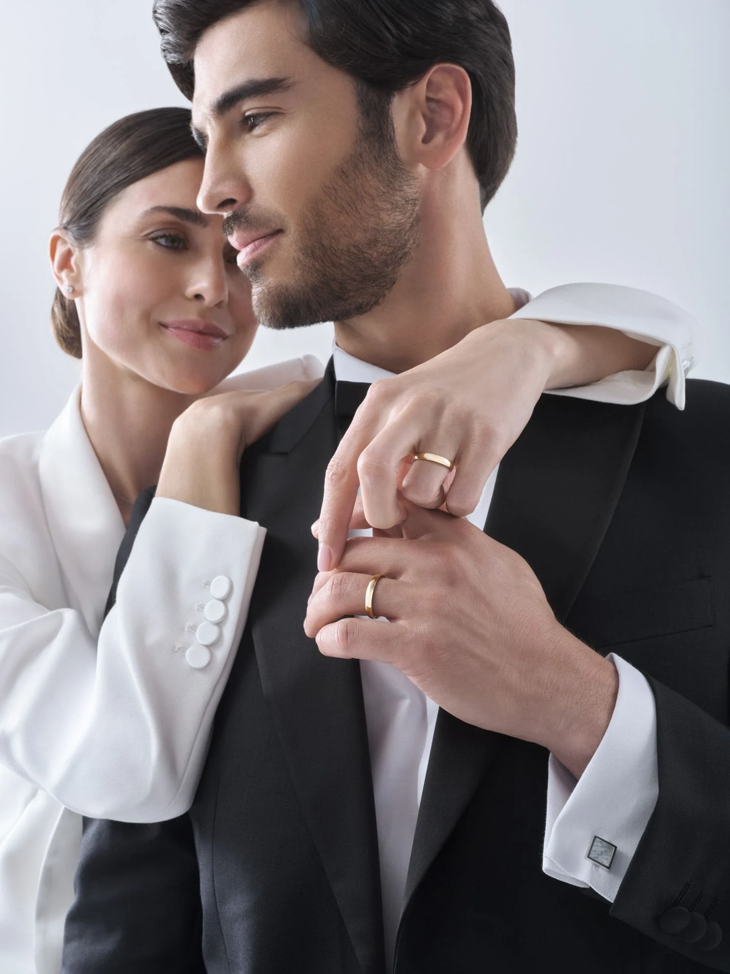 Le mani di due sposi con le fedi UNOAERRE, campagna Wedding UNOAERRE