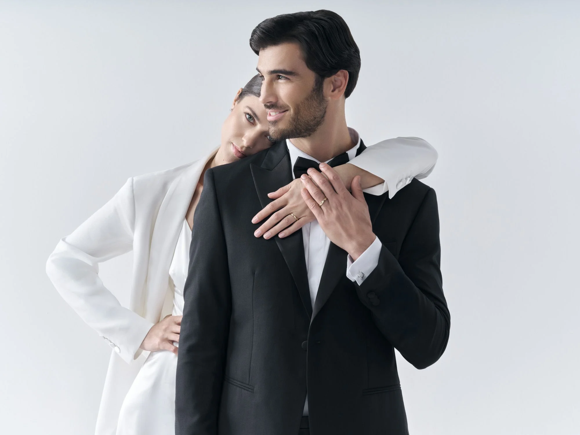 Mani di una coppia con le fedi UNOAERRE, campagna Wedding UNOAERRE