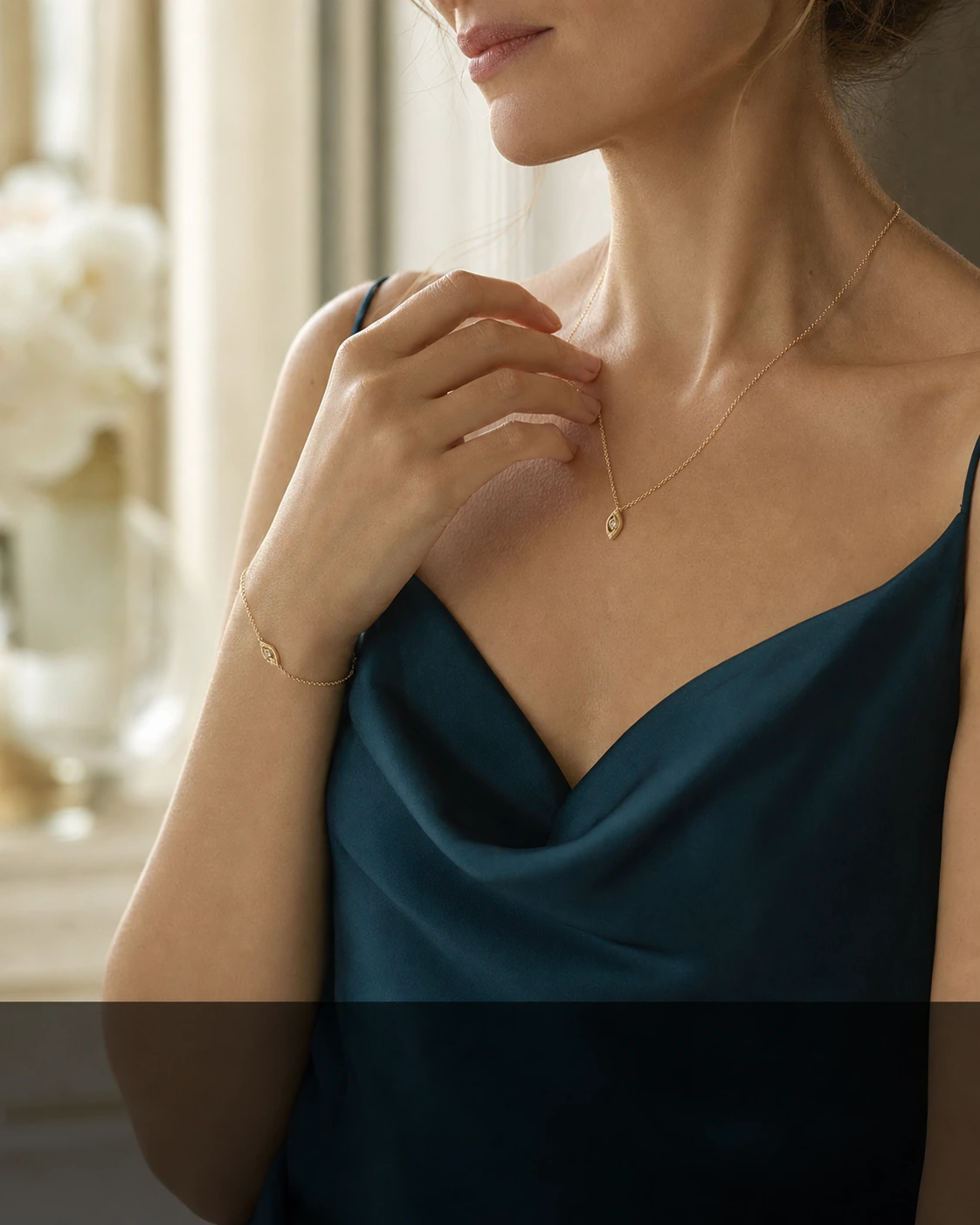 Donna che indossa un bracciale e una collana in oro