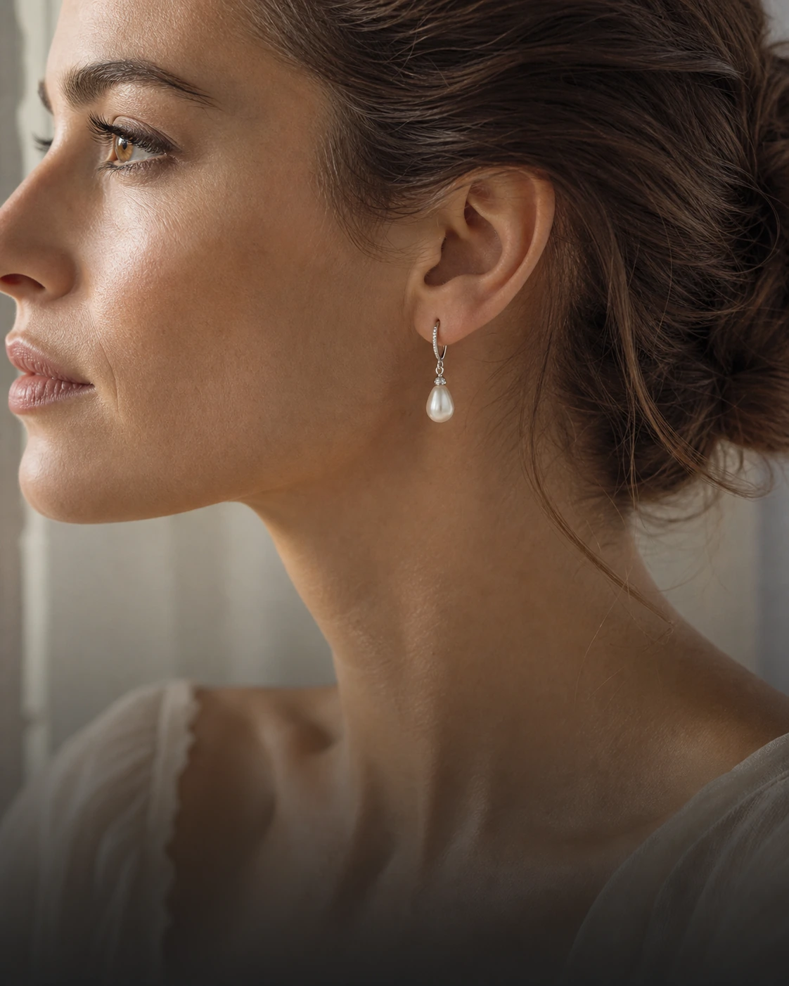 Donna che indossa orecchini pendenti con perle