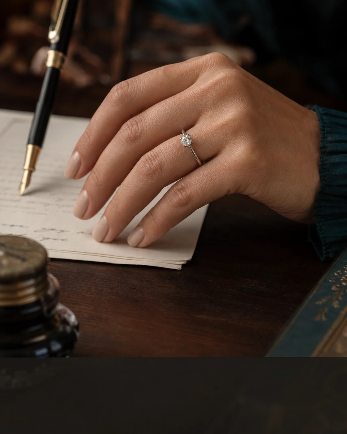 Donna che indossa un anello solitario di fidanzamento