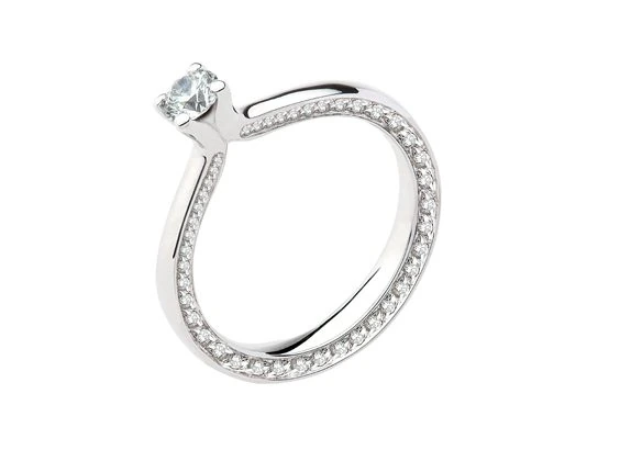 Anello solitario con piccoli elementi lungo il gambo