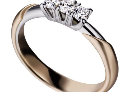 Anello bicolore con tre elementi chiari allineati