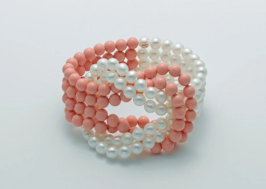 Bracciale intrecciato con file di perle bianche e rosate