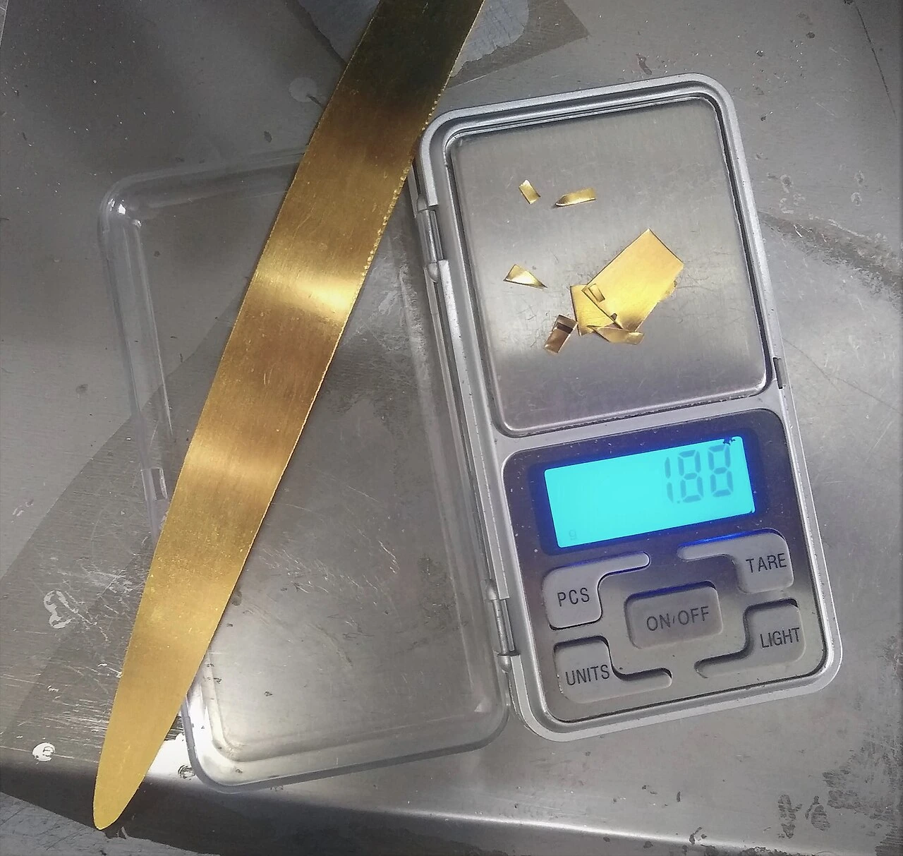 Oro fino pesato su una bilancia di precisione