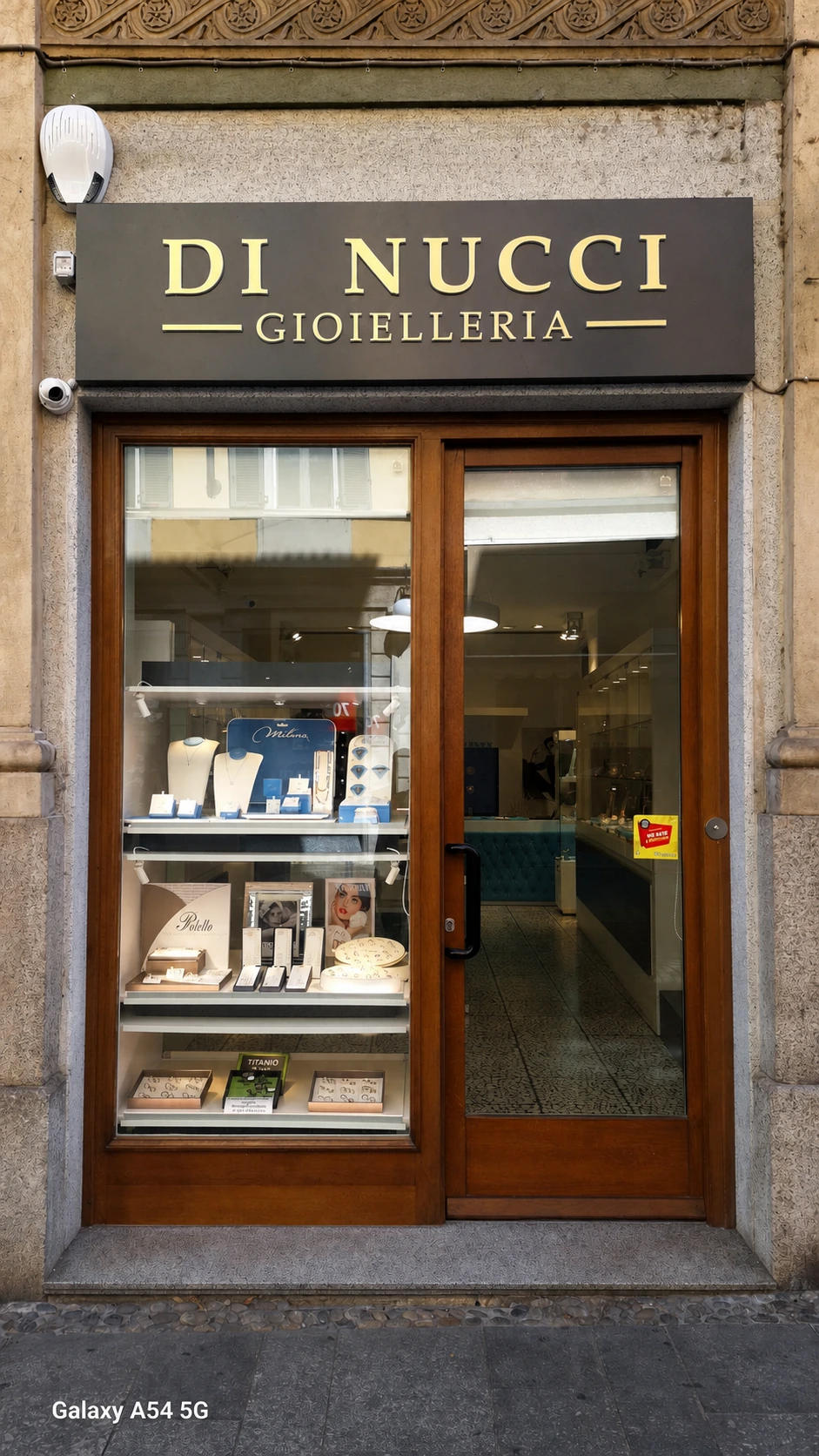 Ingresso esterno della Gioielleria Di Nucci a Novara