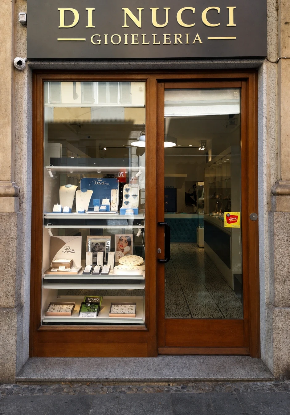 Ingresso esterno della Gioielleria Di Nucci a Novara