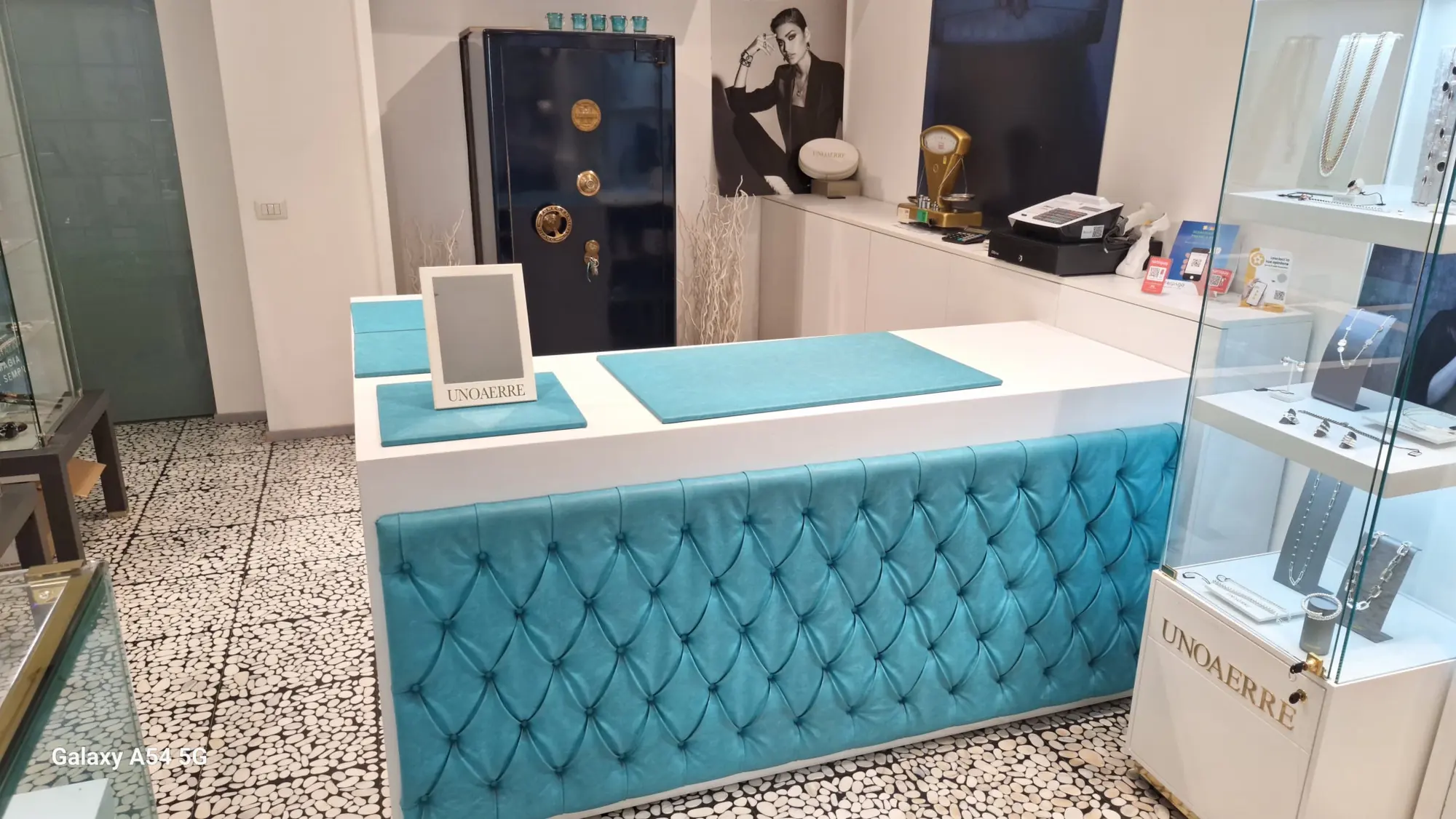 Gioielleria a Novara - il banco imbottito di Di Nucci con la cassaforte e la bilancia