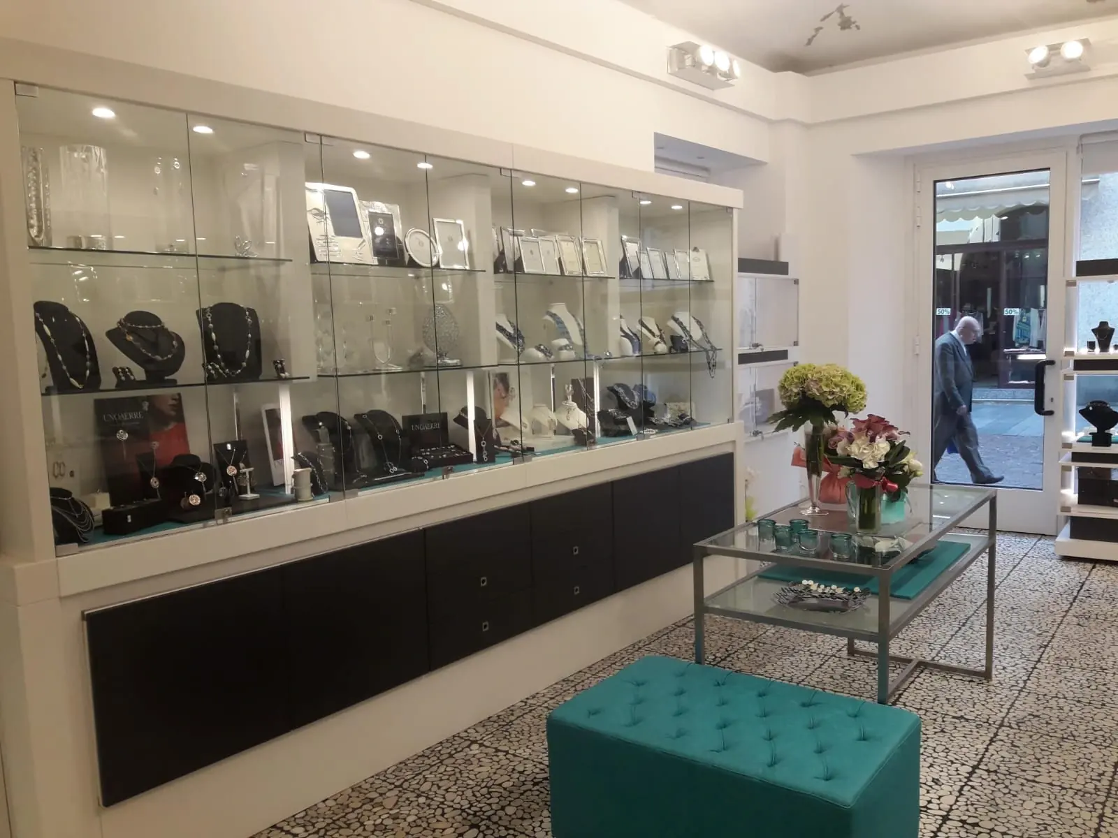 Gioielleria a Novara - le vetrine interne di Di Nucci e la porta su Corso Cavour