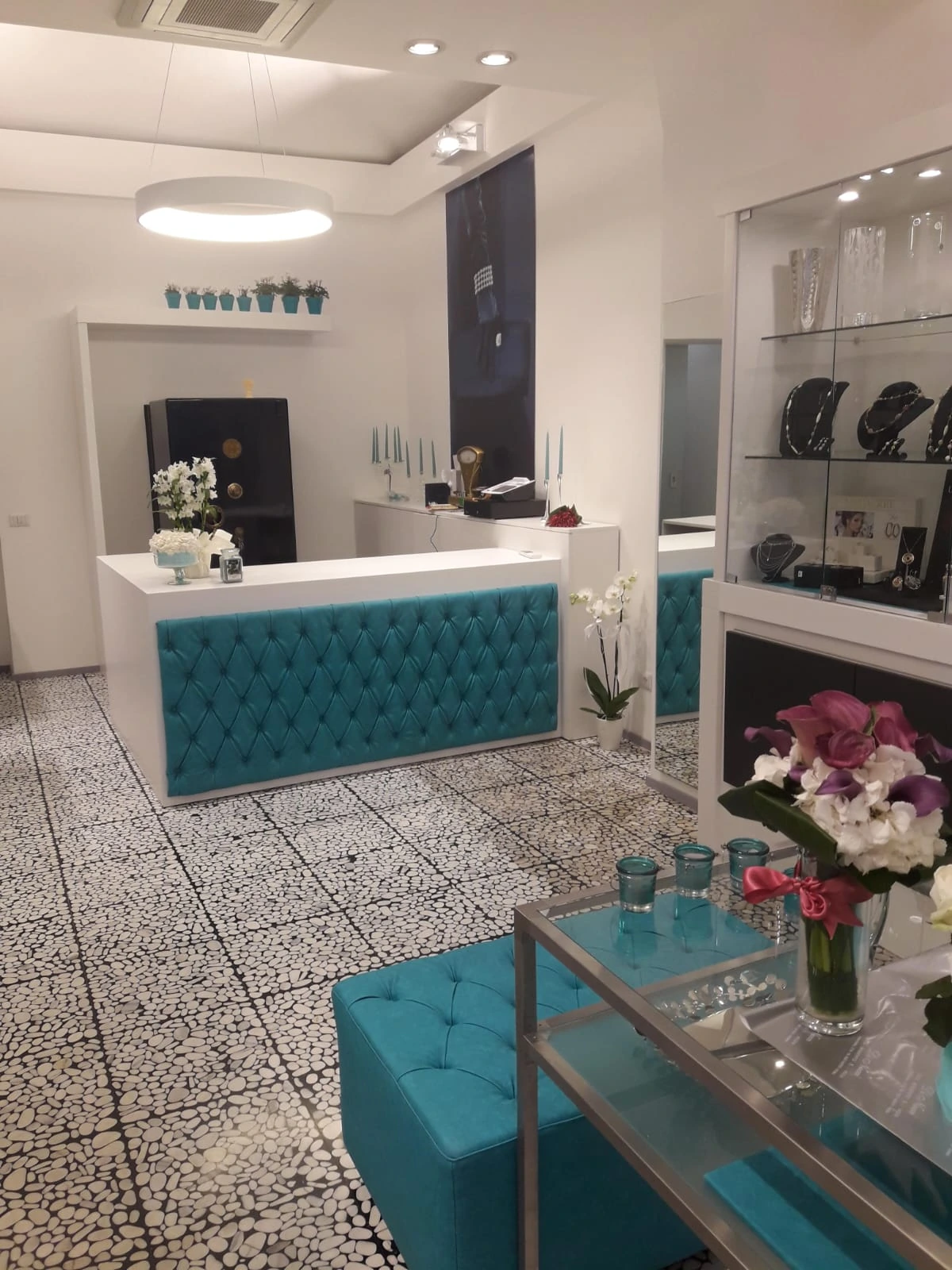 Banco e salone interno della Gioielleria Di Nucci